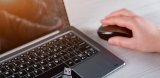 ¿Cómo proteger los dispositivos extraíbles de tu empresa?